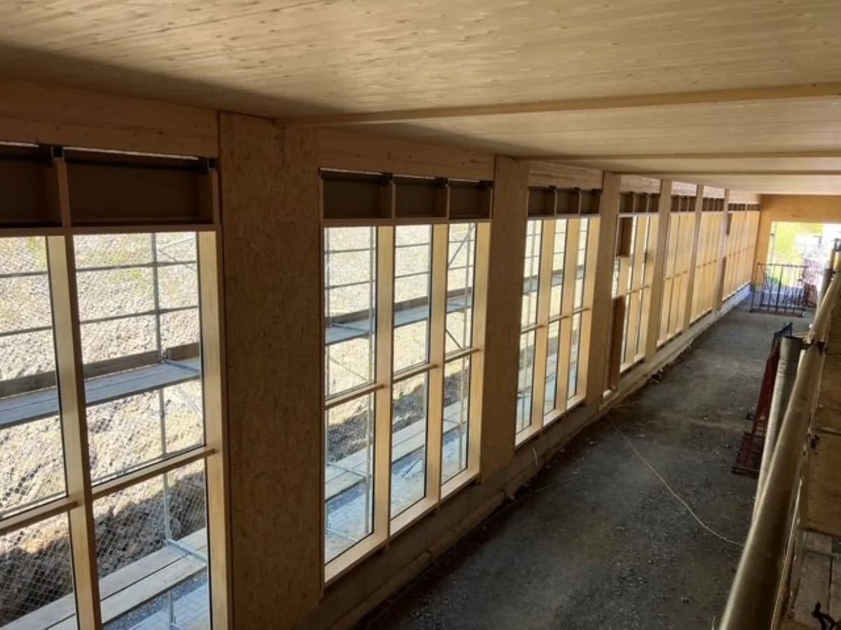 So sieht es aus, wenn wir PFR – Fassaden für befreundete Fensterbauer gefertigt und montiert haben.